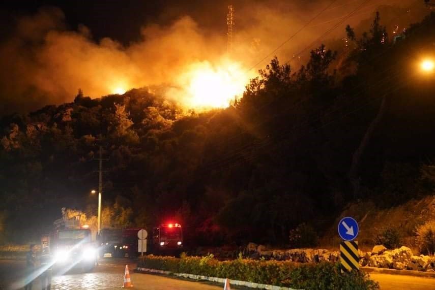 Seydikemer’deki yangın makilik alanda devam ediyor
