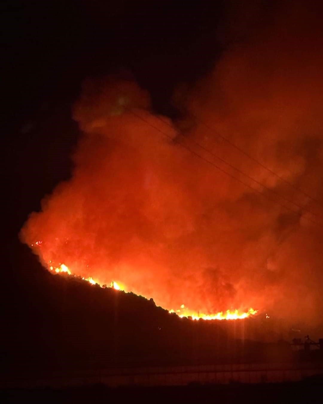 Seydikemer’deki yangın makilik alanda devam ediyor