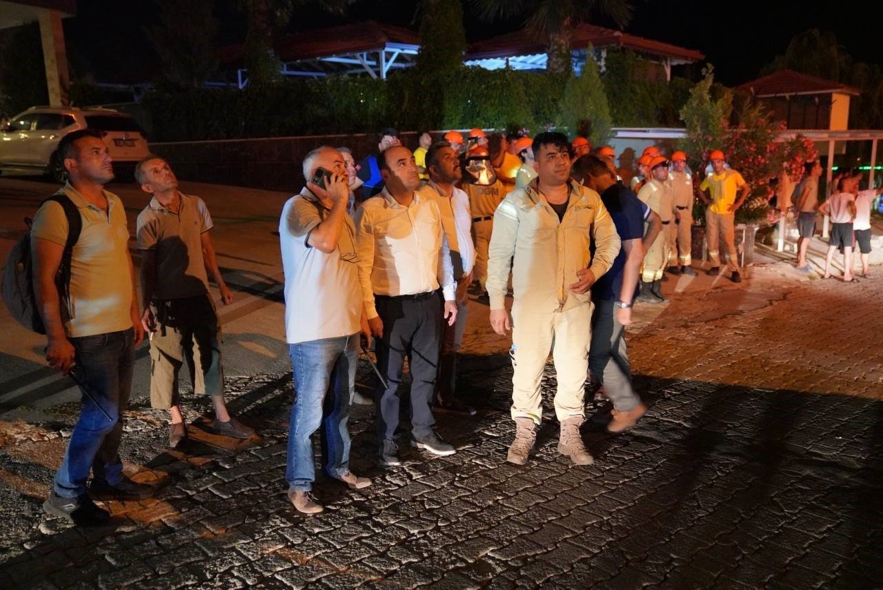 Seydikemer’deki yangına 15 arazöz, 6 su tankeri ile müdahale ediliyor