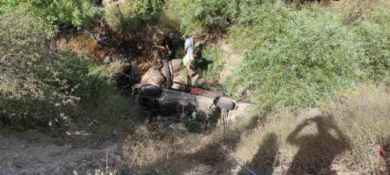 Siirt’te şarampole yuvarlanan aracın sürücü hayatını kaybetti