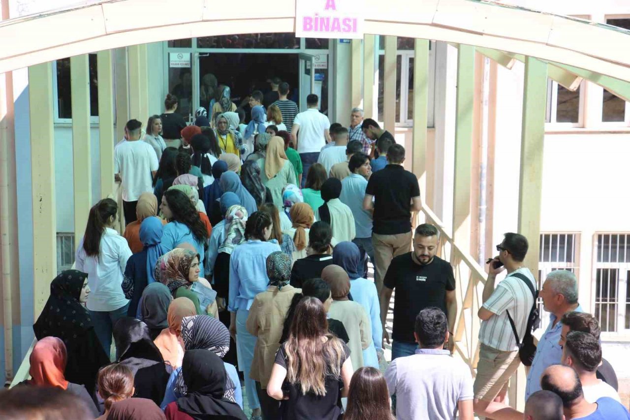 "Binanın önünde bekliyordum" dese de içeri alınmadı