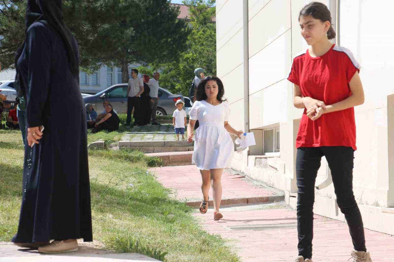 "Binanın önünde bekliyordum" dese de içeri alınmadı