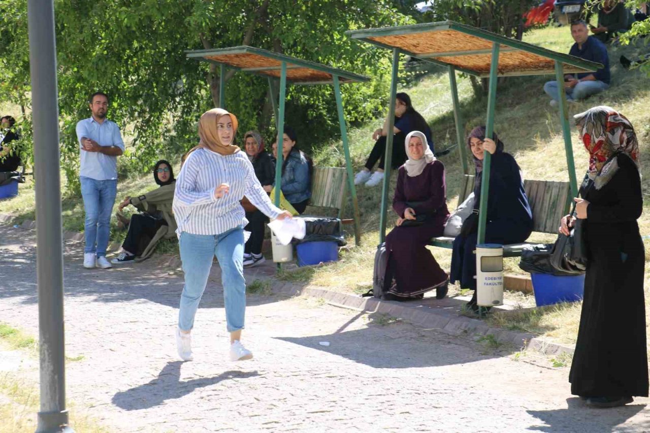 "Binanın önünde bekliyordum" dese de içeri alınmadı