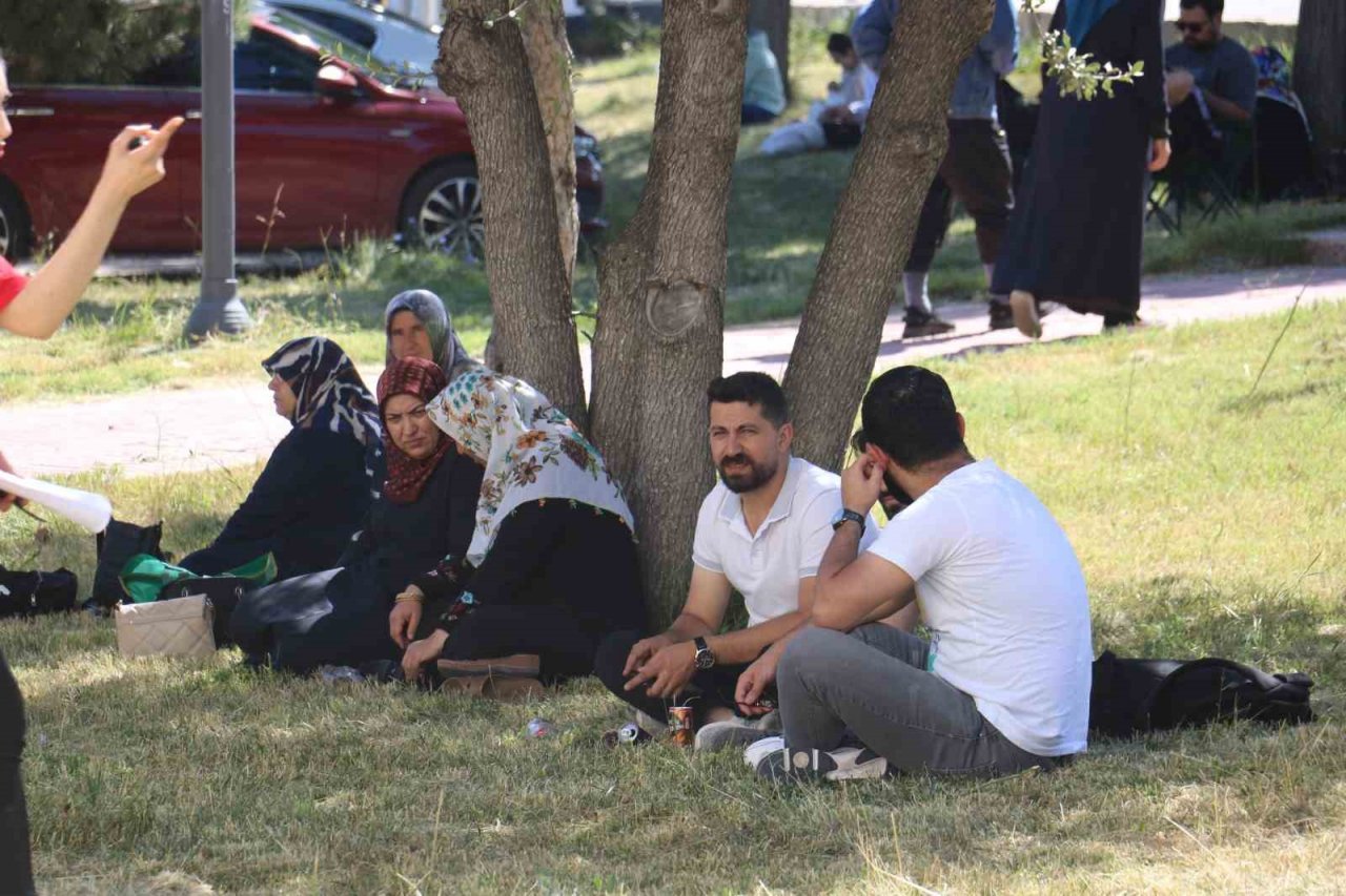 "Binanın önünde bekliyordum" dese de içeri alınmadı