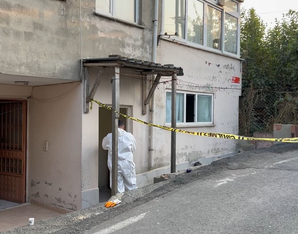 Ev sahibi kiralık evinde şoka girdi, yorgana sarılı kadın cesedi buldu