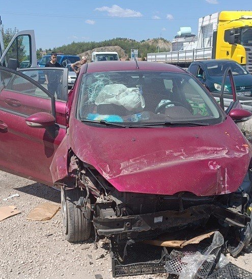 D100’de gurbetçi ailenin bulunduğu otomobil bariyerlere çarptı: 2 yaralı