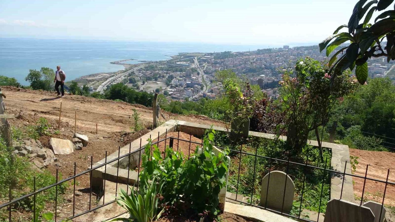 Hem Ahi Evren’e komşu olmak hem de deniz manzaralı mezarlık sahibi olmak için sıraya girdiler