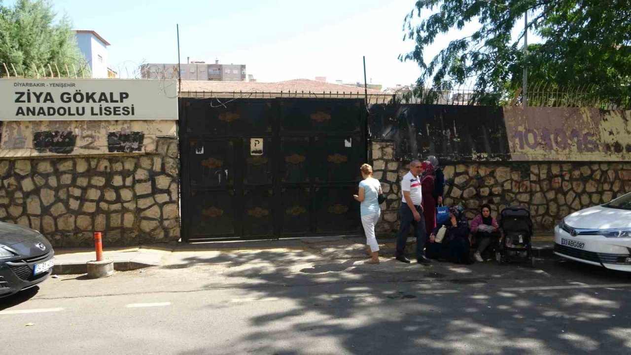 Nefes nefese son dakikada sınava yetiştiler