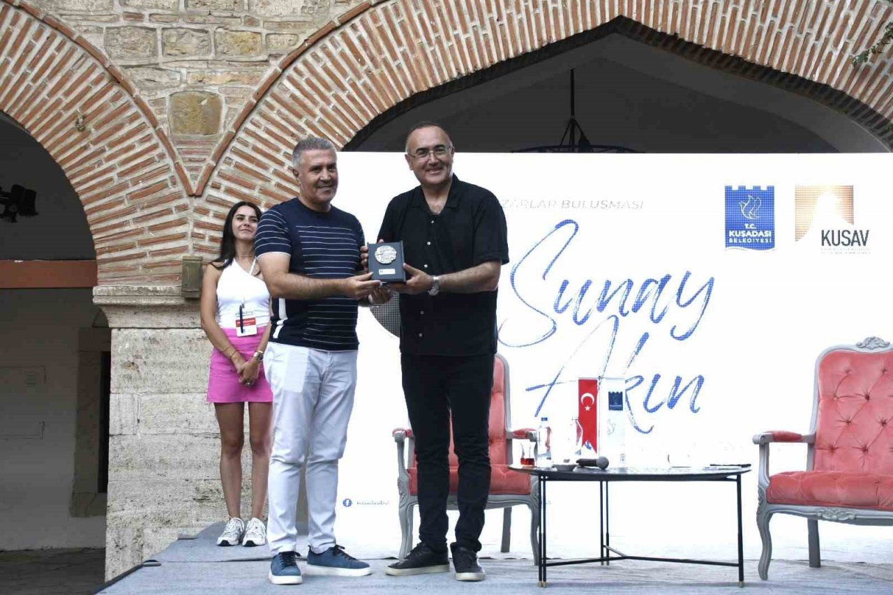 Ünlü şair ve yazar Akın: “Başkan Günel ile Kuşadası’nda çok büyük bir değişim olduğunu gördüm”