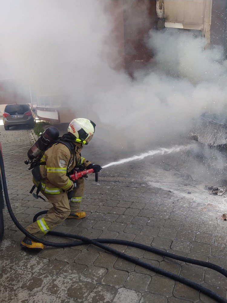 Edremit’te park halindeki minibüs yandı