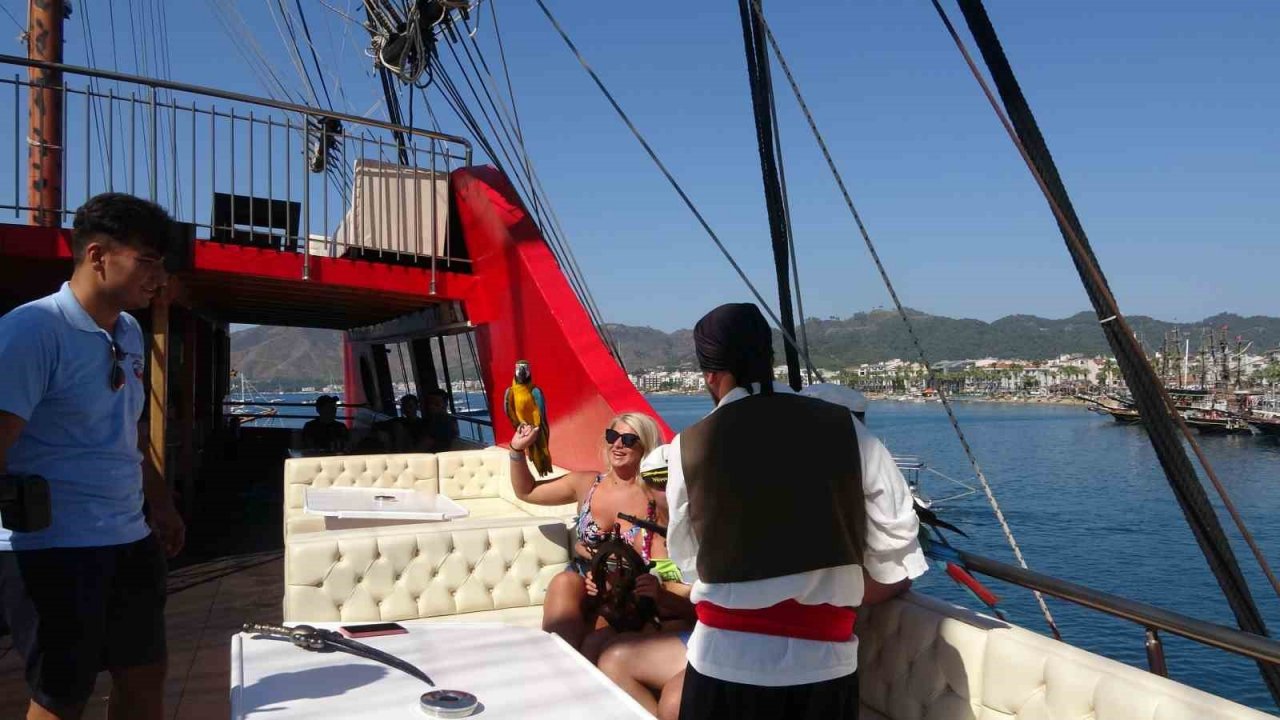 Yaz mevsiminin vazgeçilmez aktivitesi tekne turları, farklı konseptlerle tatilcilere hizmet veriyor