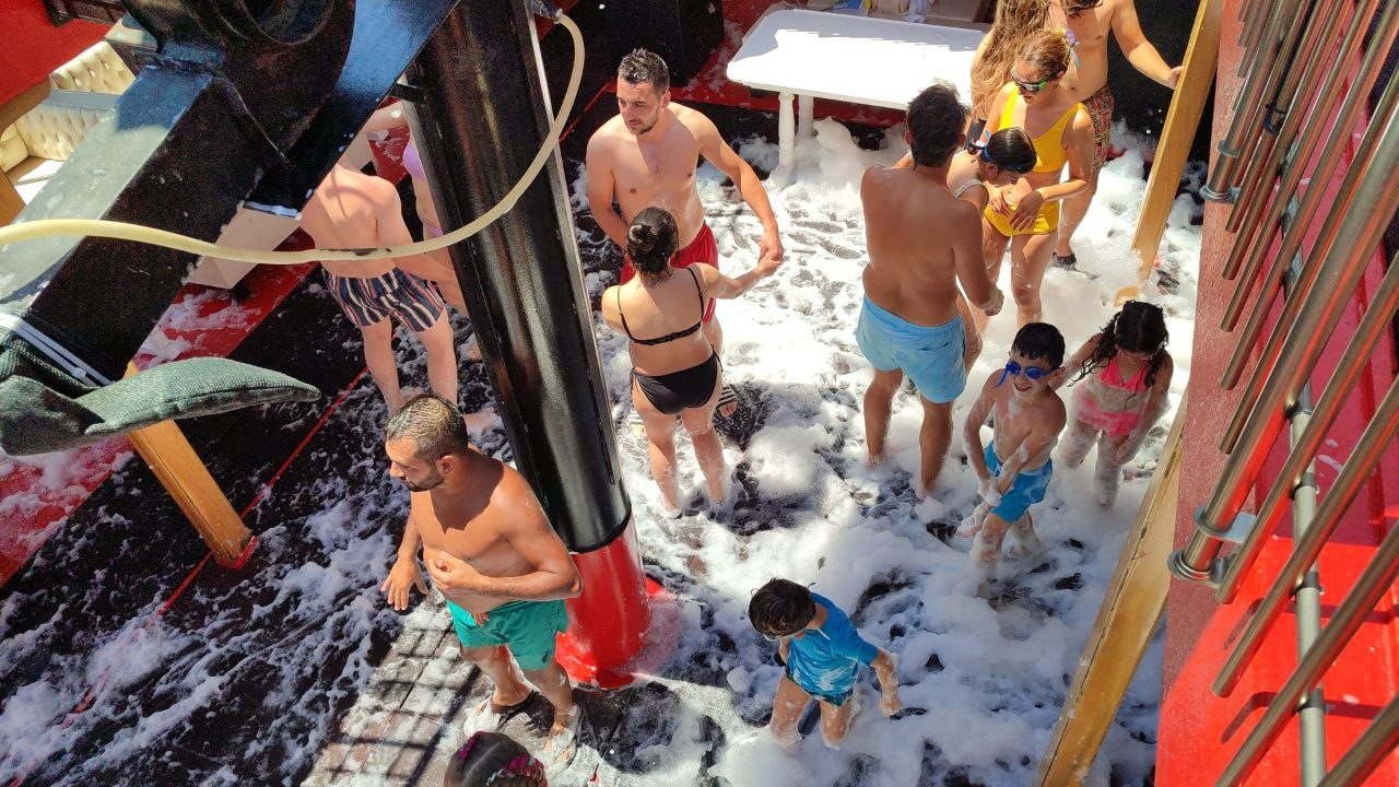 Yaz mevsiminin vazgeçilmez aktivitesi tekne turları, farklı konseptlerle tatilcilere hizmet veriyor