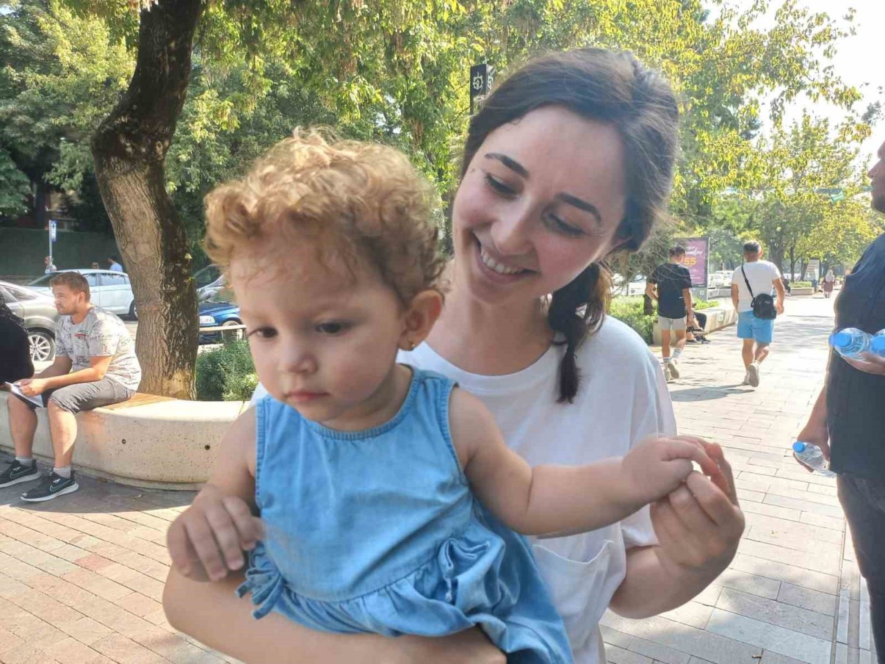 Adaylar sınıfta, aileler dışarıda ter döküyor