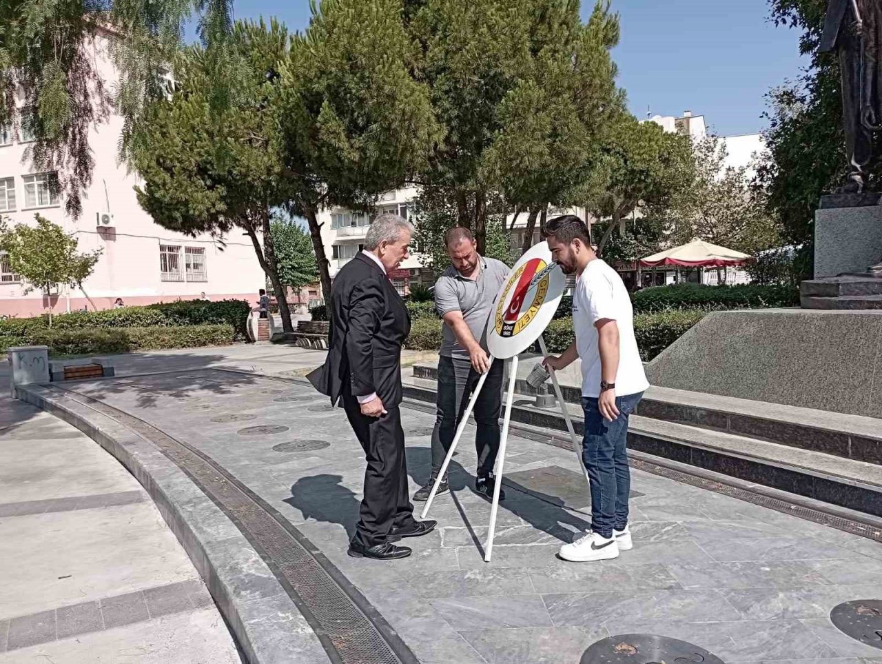 Sökeli Gazeteciler 24 Temmuz nedeniyle çelenk sundu