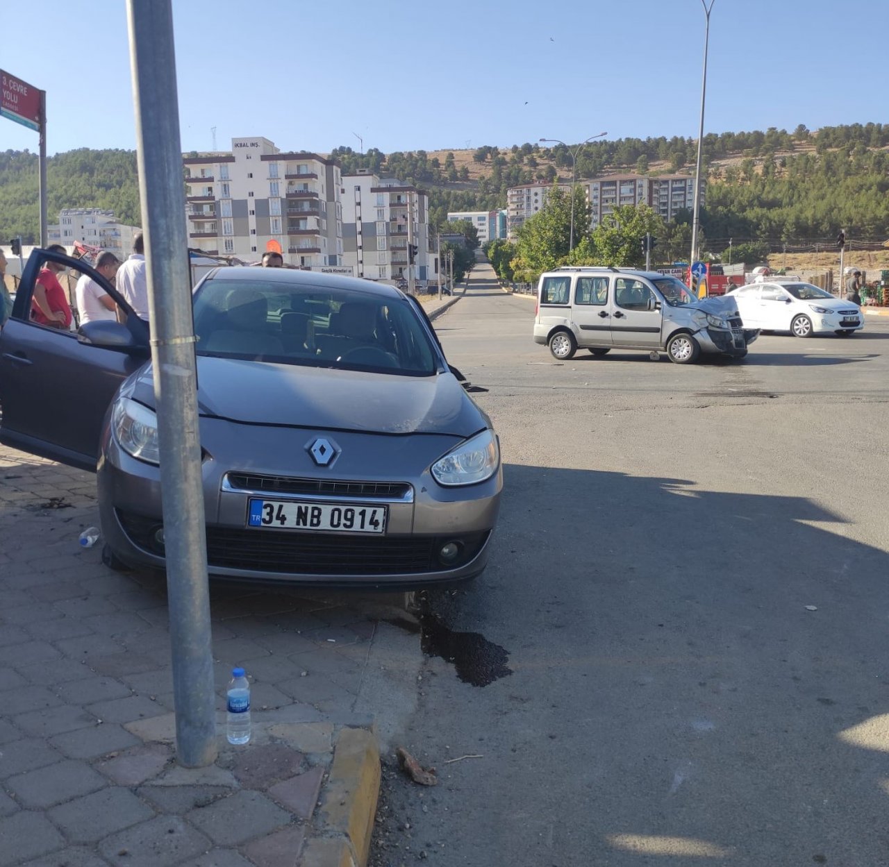 Hafif ticari araç ile otomobil çarpıştı: 4 yaralı