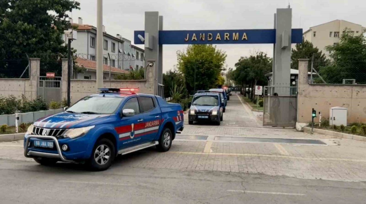 Bahçesine baraka yapıp özel bölmelerde kenevir yetiştirdi