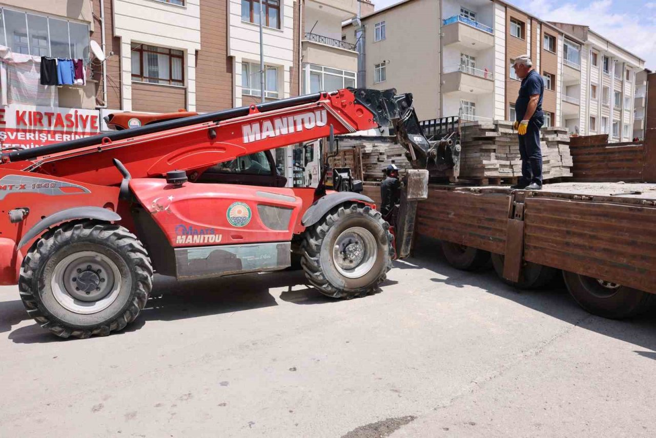 Gölbaşı’nda eski kaldırım taşları geri dönüştürülüyor