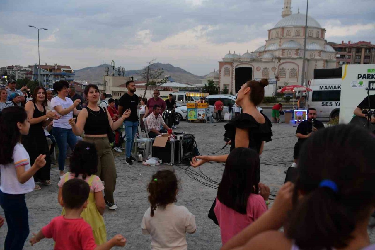Mamak Belediyesi parklarında müzikal etkinlikler başladı