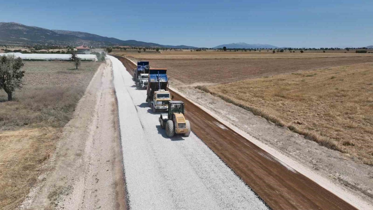 Korkuteli Akyar grup yolu asfaltlanıyor