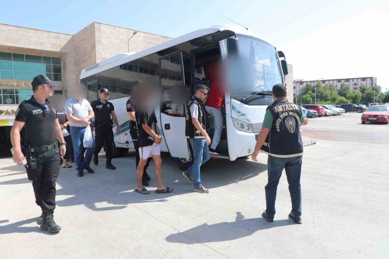 Antalya’da aranan 44 firari yakalandı