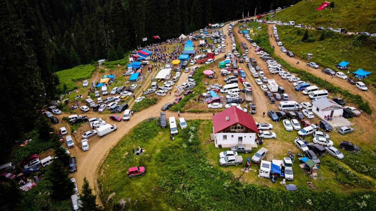 207 yıllık geleneği yaşatmak için Papart Yaylasında bir araya geldiler