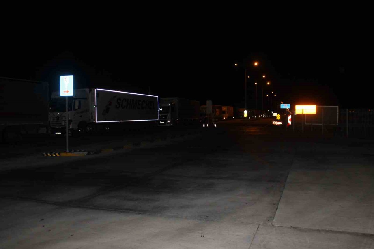 Avrupa’ya gitme hayaliyle tırın dorsesine giren 4 göçmen öldü