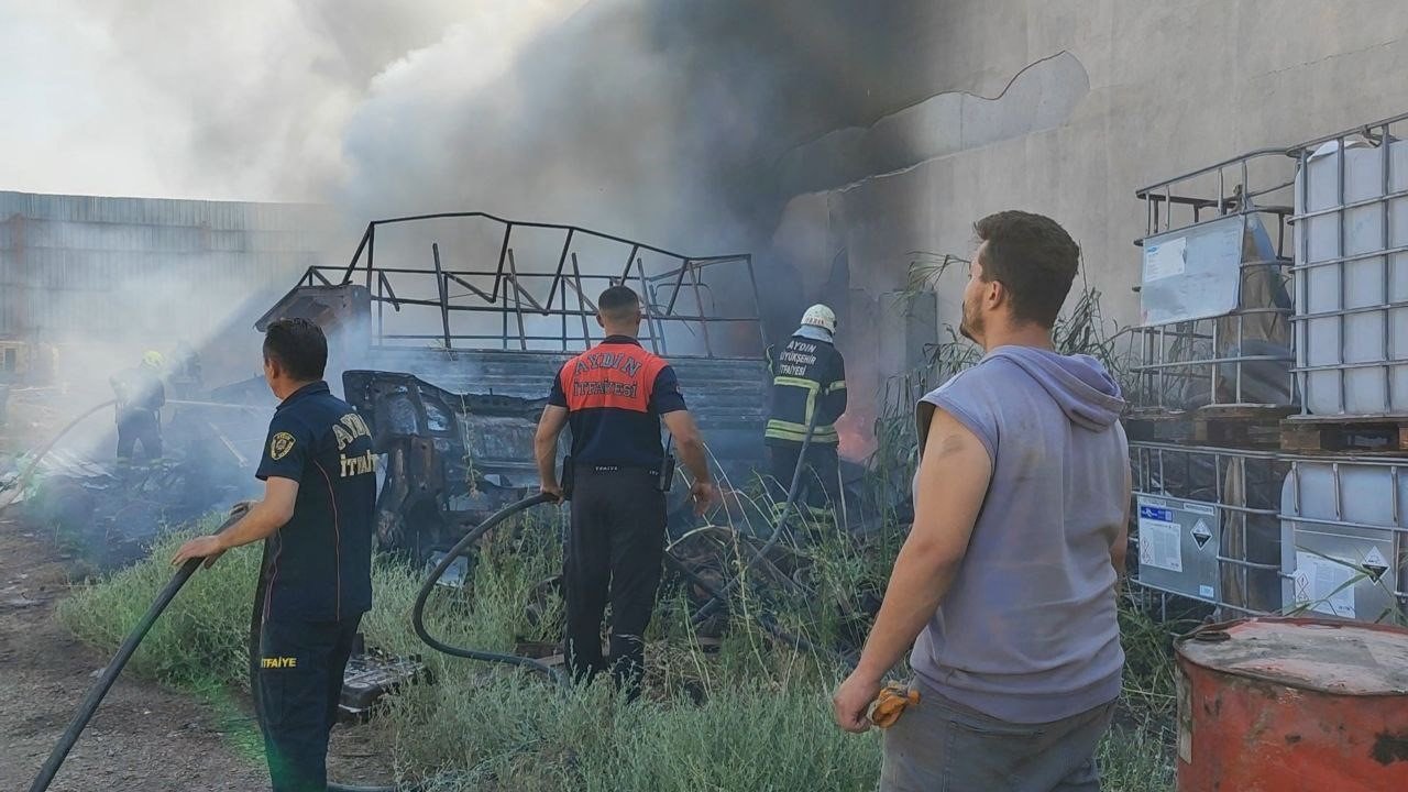 Geri dönüşüm deposunda çıkan yangın panikletti