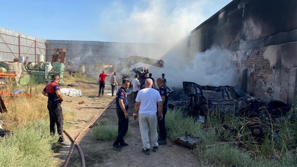 Geri dönüşüm deposunda çıkan yangın panikletti