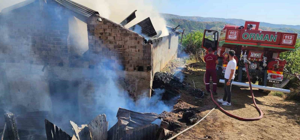 Bingöl’de ahır yangını