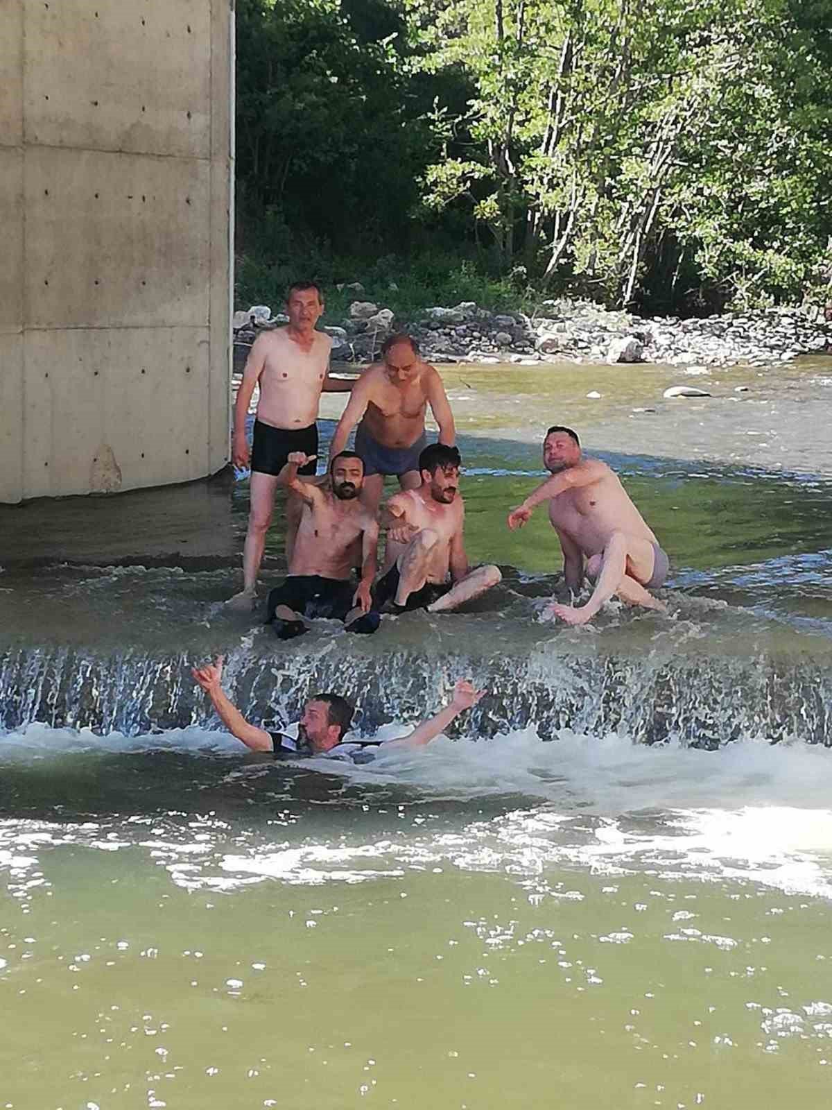 Sıcak havada böyle serinlediler