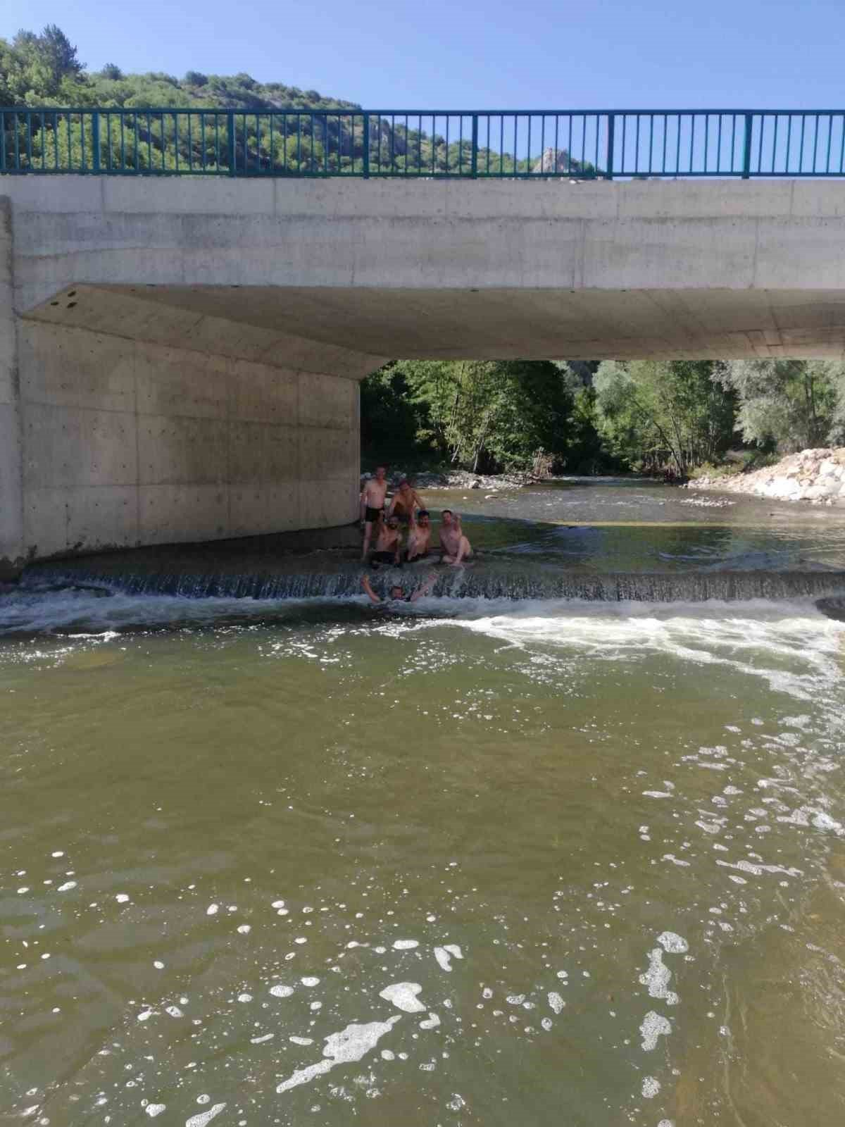 Sıcak havada böyle serinlediler