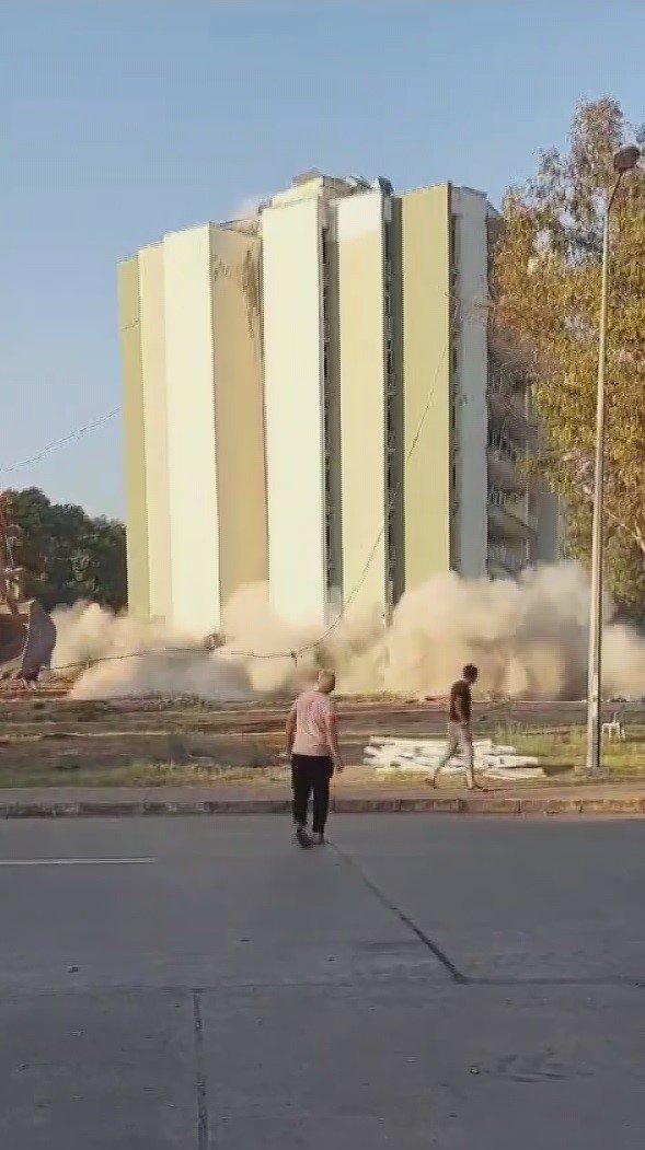 10 katlı bina 2 iş makinesine bağlanan çelik halatlarla yıkıldı, o anlar kamerada