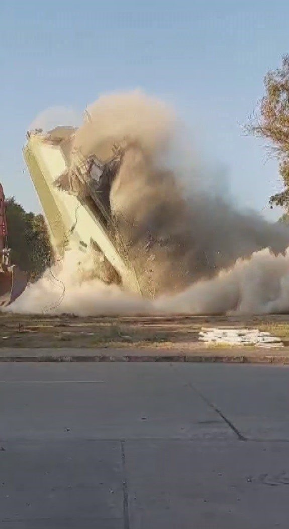 10 katlı bina 2 iş makinesine bağlanan çelik halatlarla yıkıldı, o anlar kamerada