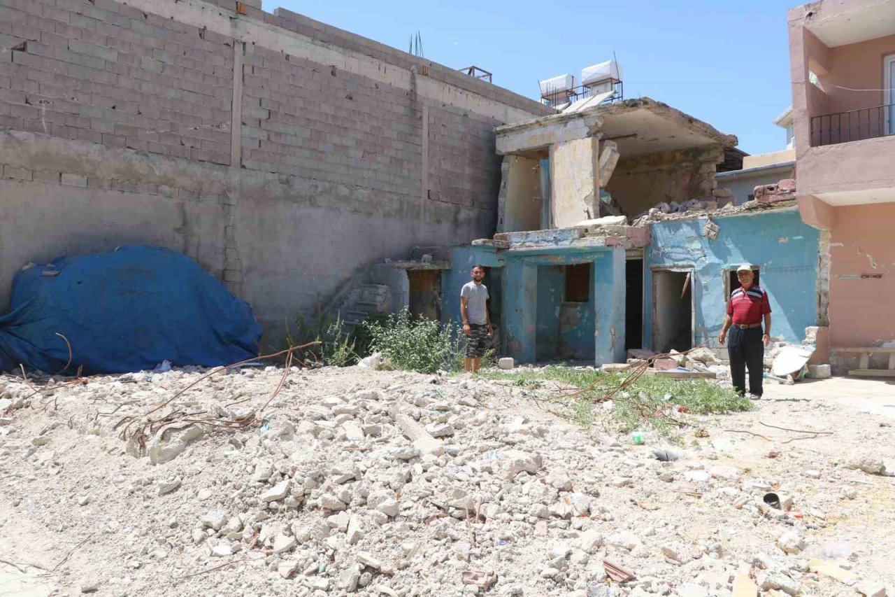 Yıkılan evin enkaz yerinde karpuz çıktı