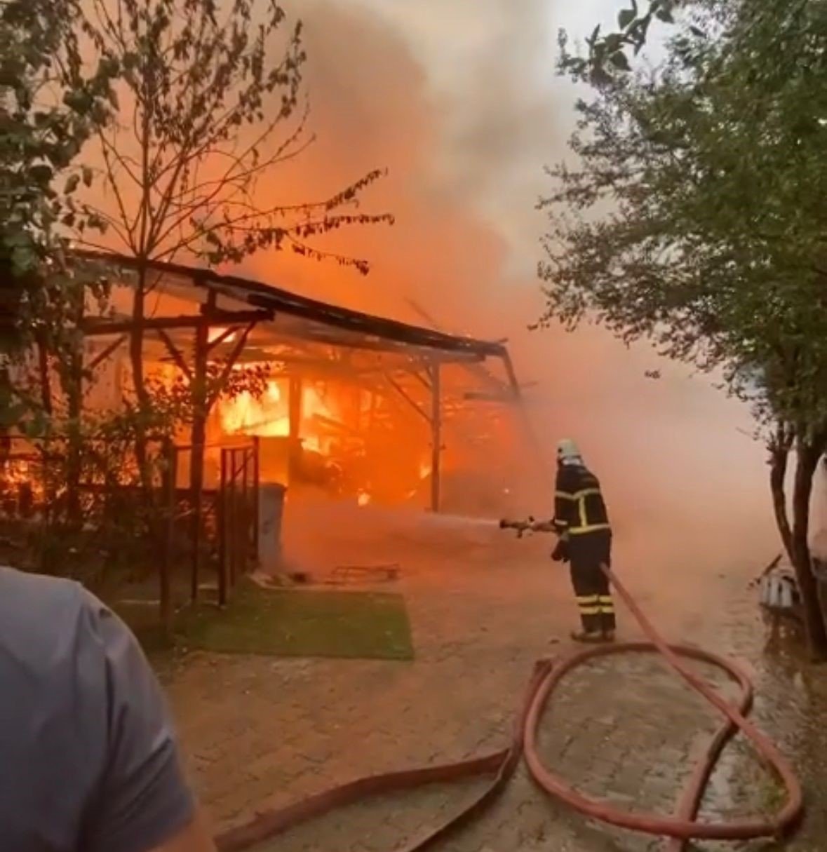 Ahır alev alev yandı