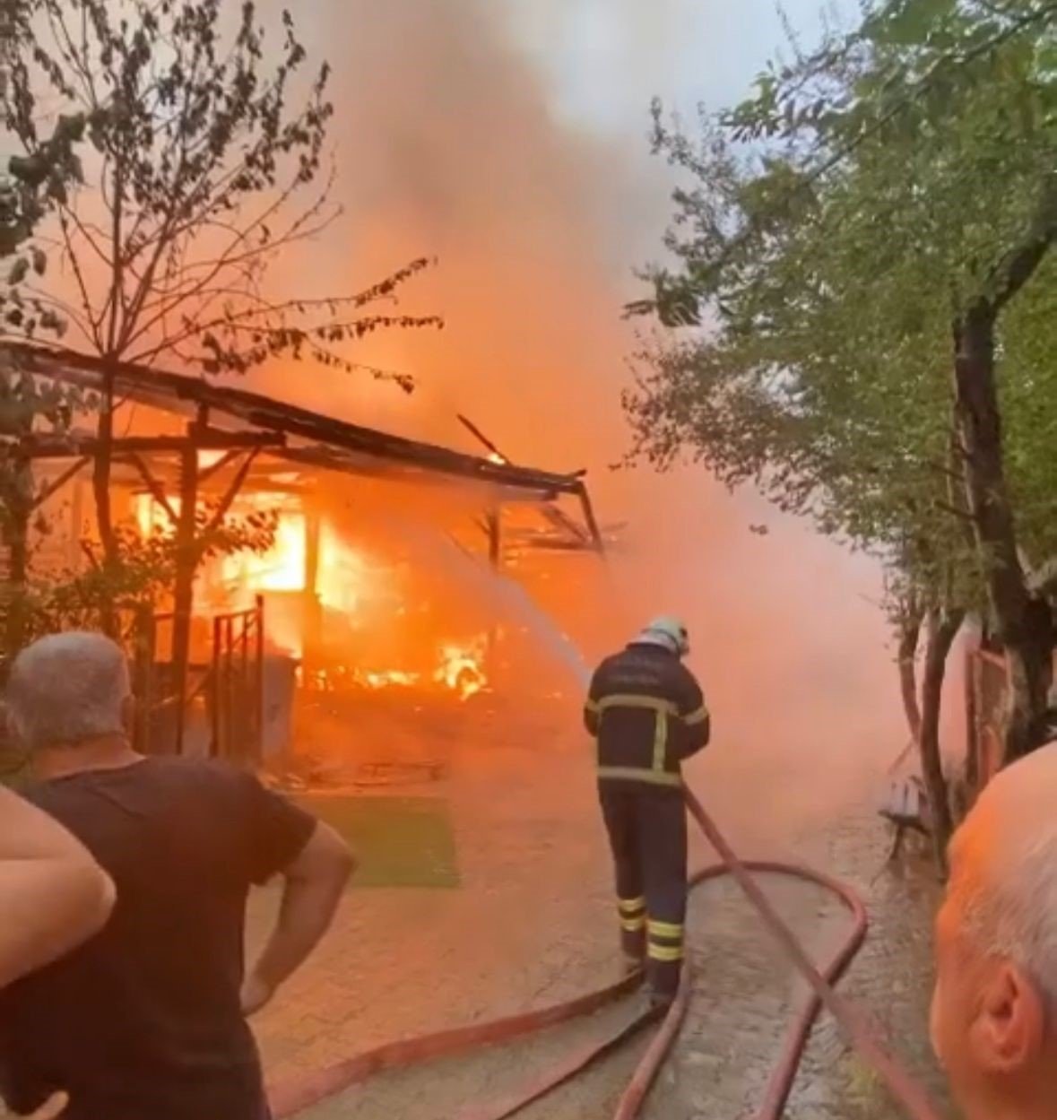 Ahır alev alev yandı