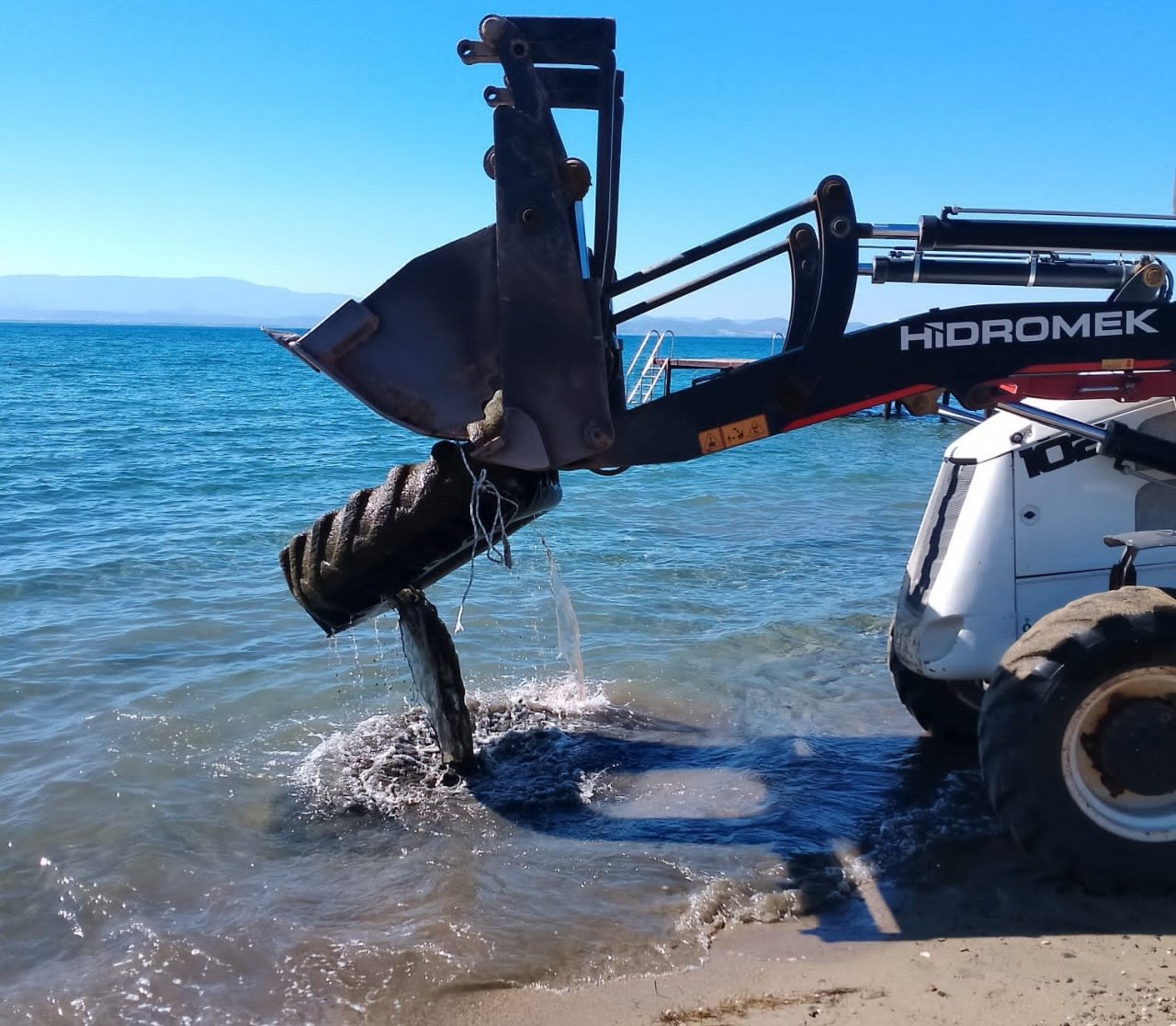 Denizde insanları yaralayan kamyon lastiğini itfaiye dalgıçları çıkardı