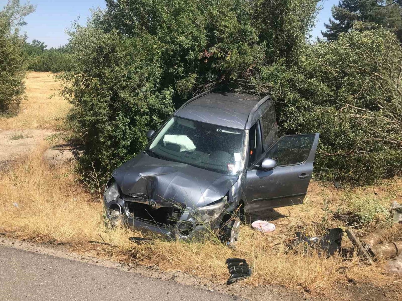 Elazığ’da otomobil şarampole uçtu: 4 yaralı