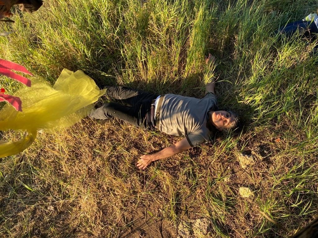 Profesörden orman yangınlarına karşı ilginç eylem: Dilek ağacına çaput yerine kendini bağladı