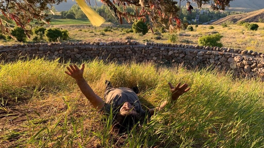 Profesörden orman yangınlarına karşı ilginç eylem: Dilek ağacına çaput yerine kendini bağladı