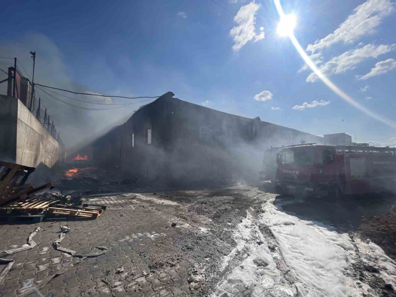 Palet deposundaki yangın kontrol altına alındı