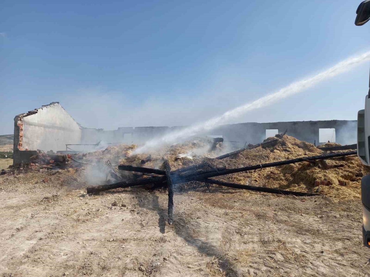 Günyüzü ilçesinde yangın, 5 büyükbaş hayvan telef oldu