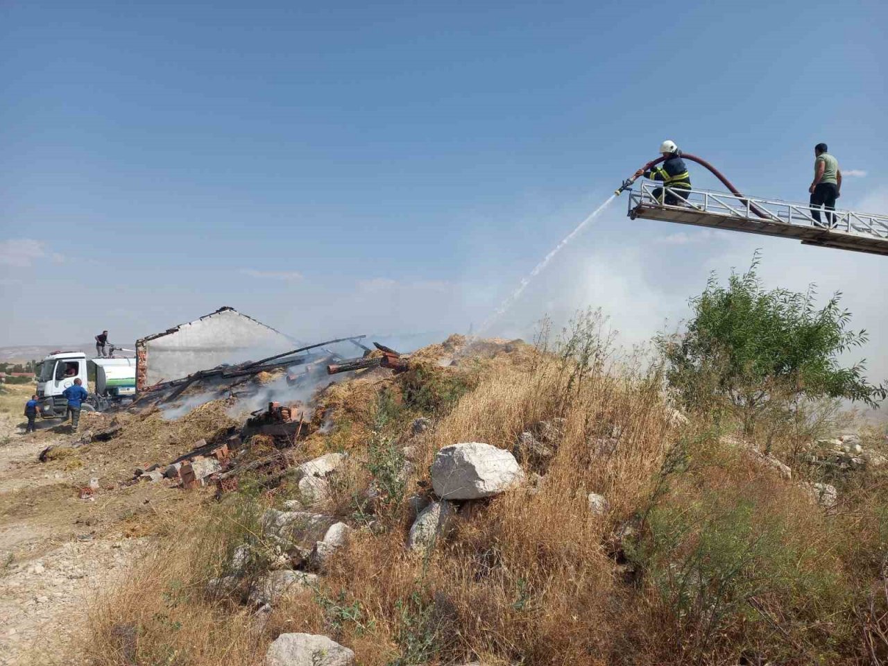 Günyüzü ilçesinde yangın, 5 büyükbaş hayvan telef oldu
