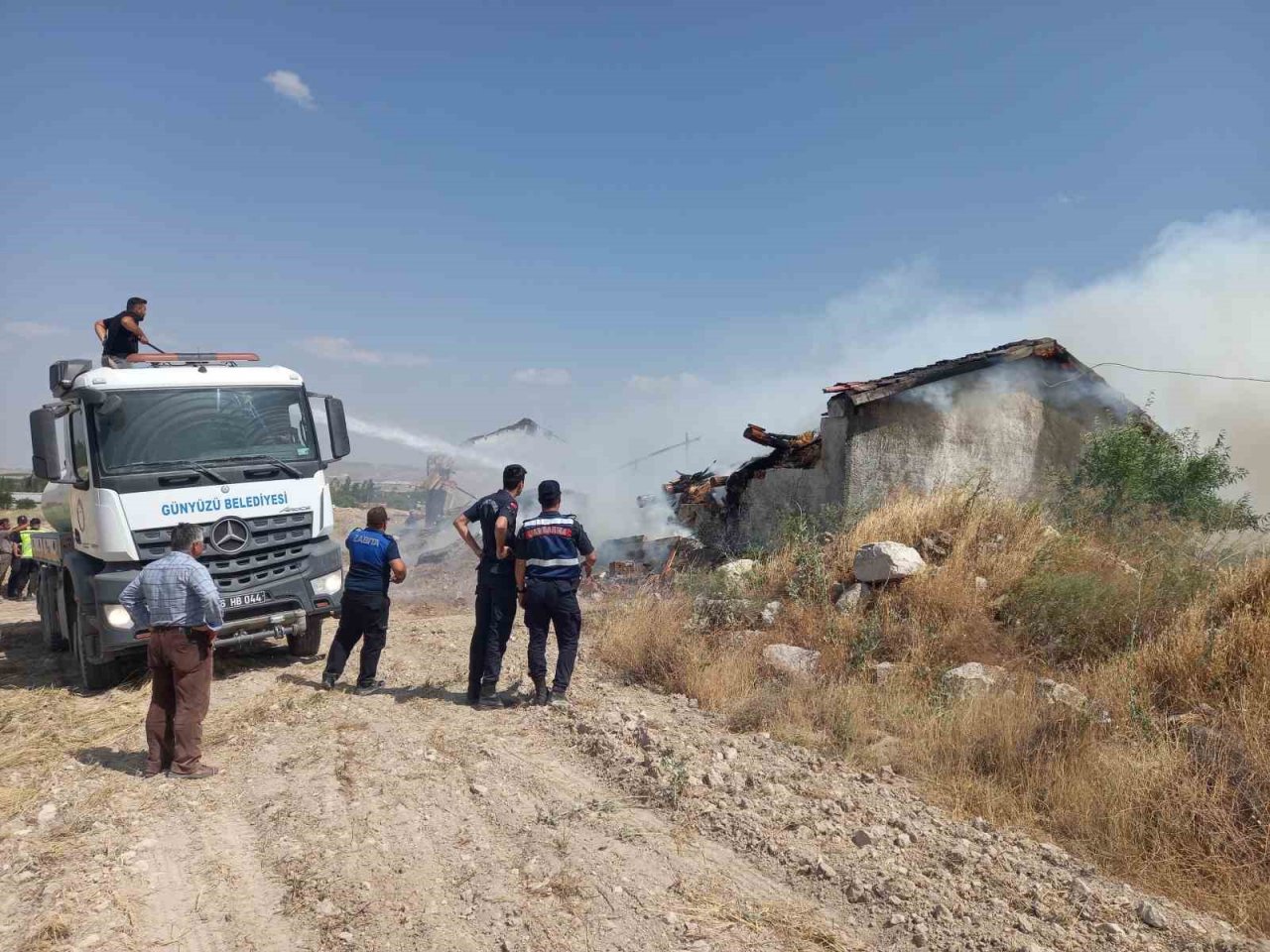 Günyüzü ilçesinde yangın, 5 büyükbaş hayvan telef oldu