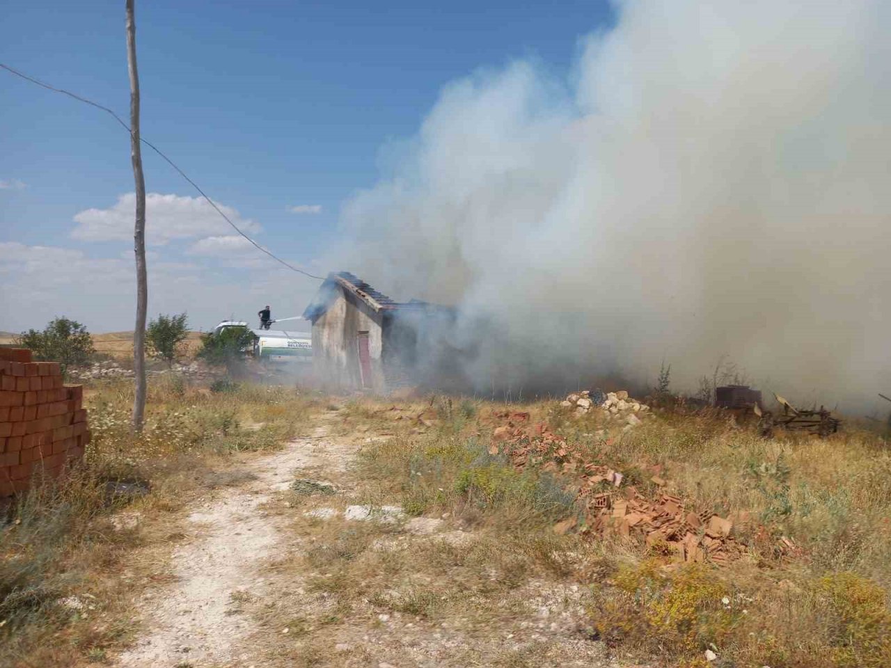 Günyüzü ilçesinde yangın, 5 büyükbaş hayvan telef oldu