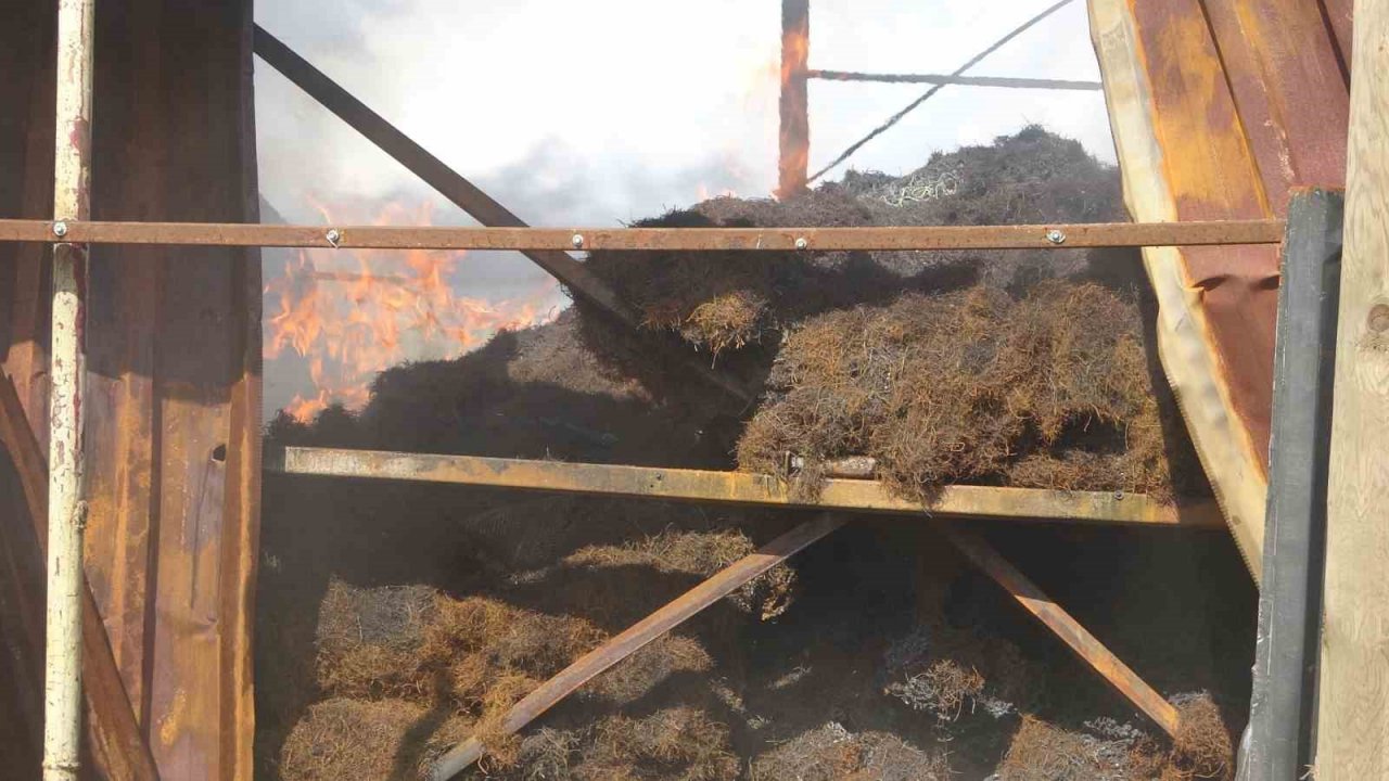 Geri dönüşüm fabrikasında 18 saattir soğutma çalışması yapılıyor