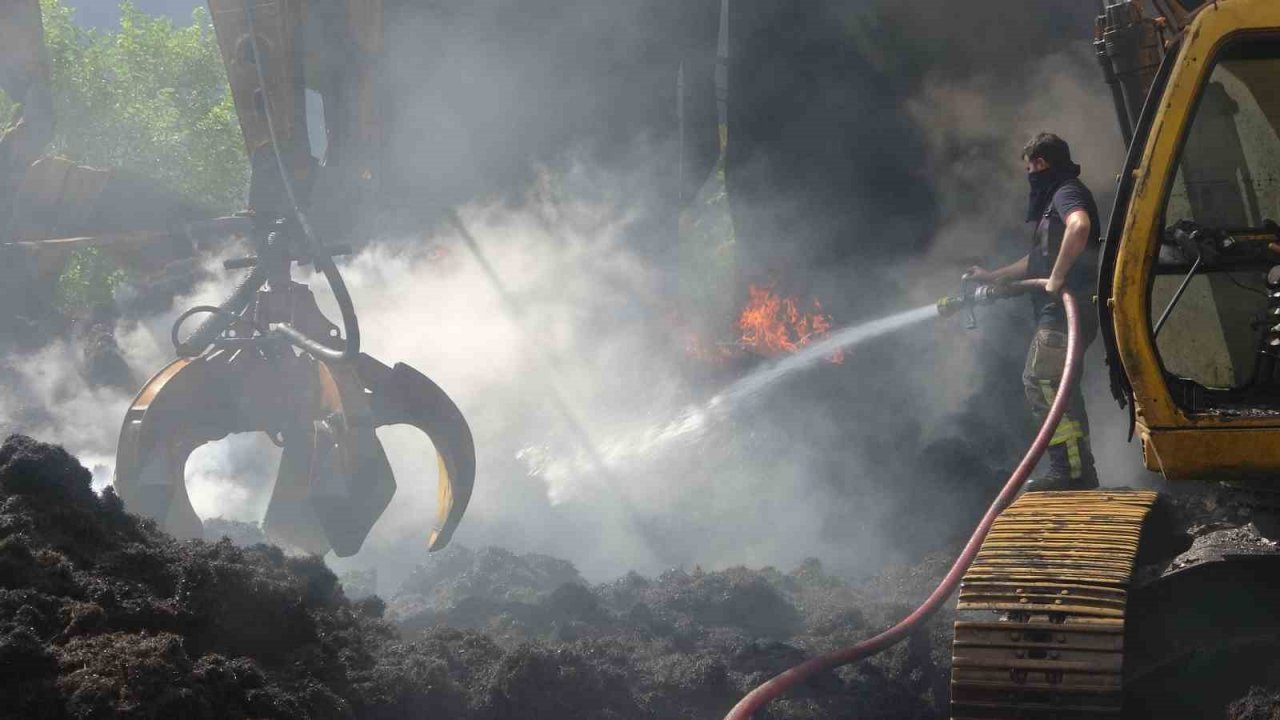 Geri dönüşüm fabrikasında 18 saattir soğutma çalışması yapılıyor