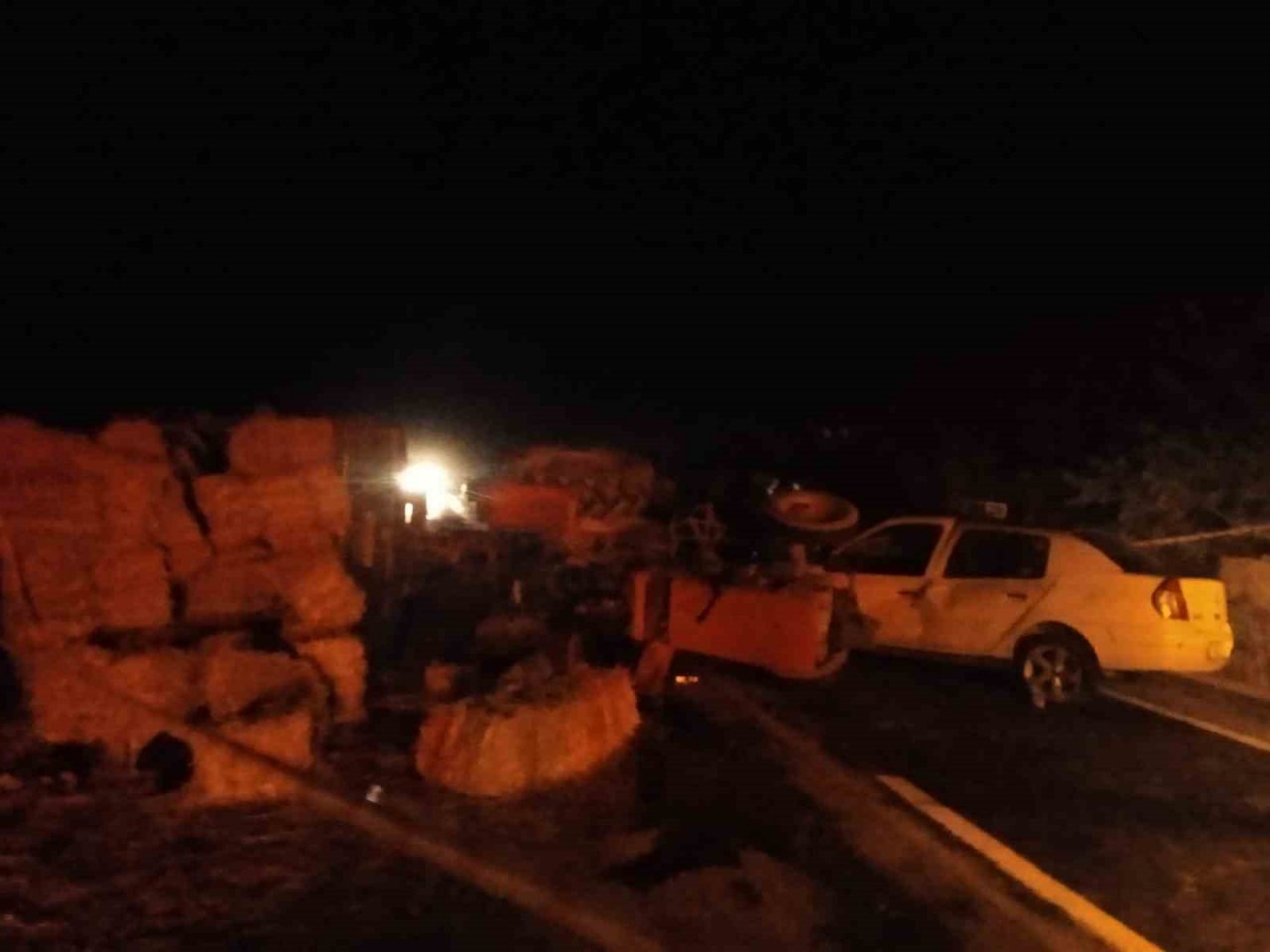 Traktörle çarpışan otomobildeki kadın yolcu hayatını kaybetti