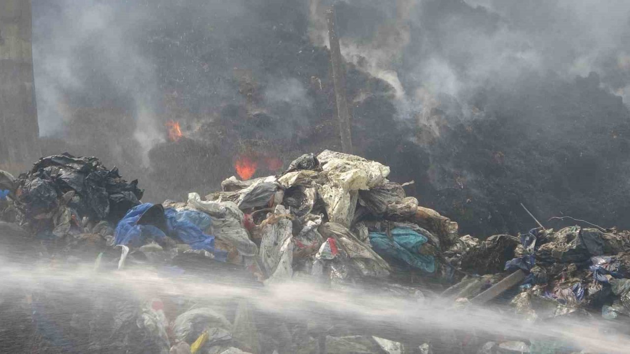 Geri dönüşüm fabrikasında 18 saattir soğutma çalışması yapılıyor