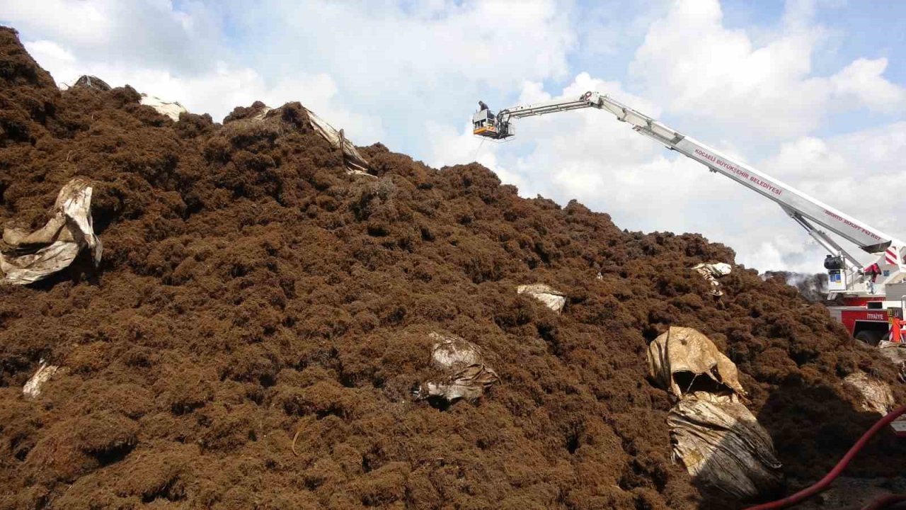 Geri dönüşüm fabrikasında 18 saattir soğutma çalışması yapılıyor